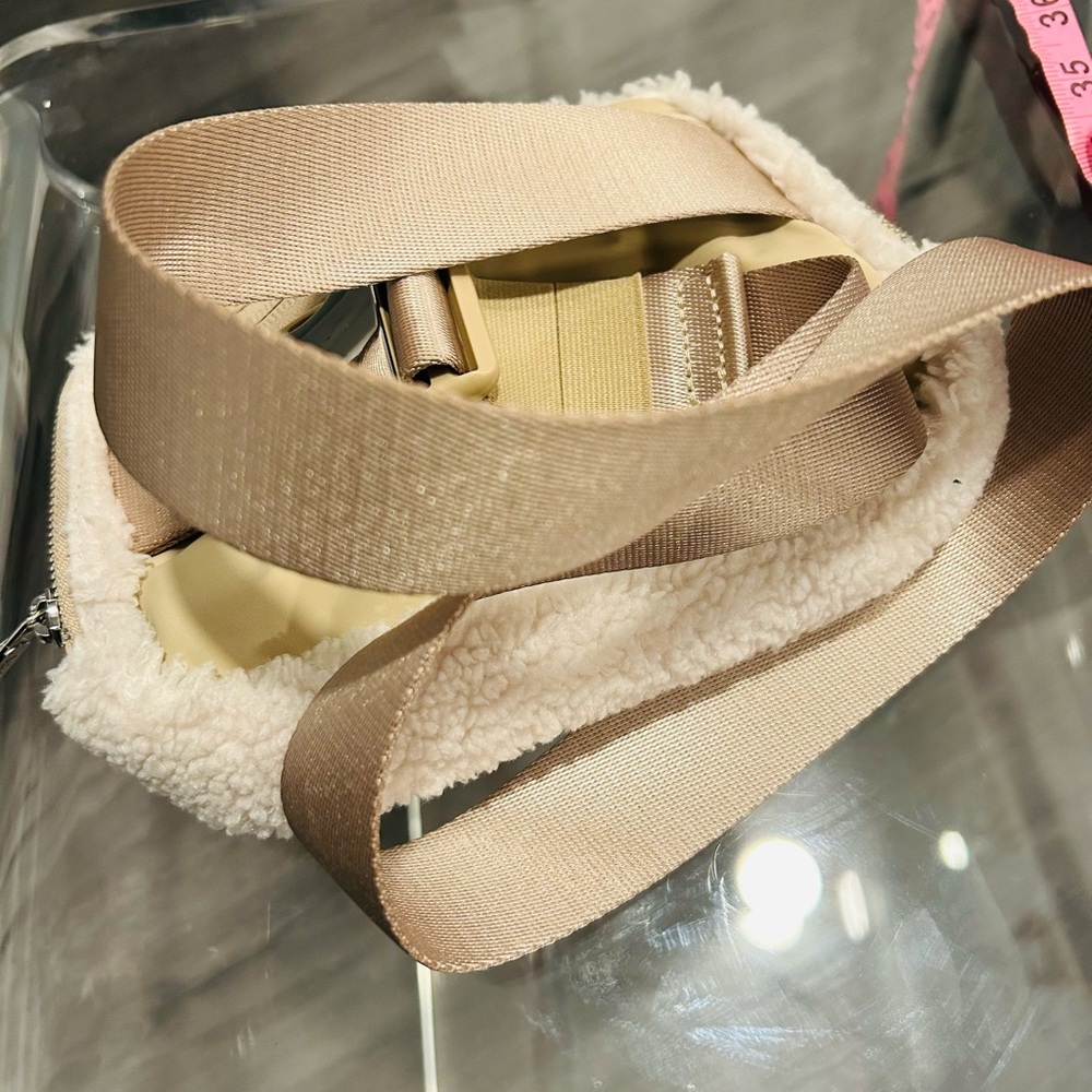 NWOT Lululemon Sherpa Fleece Beltbag Cream/White Fannypack - Picture 13 of 13